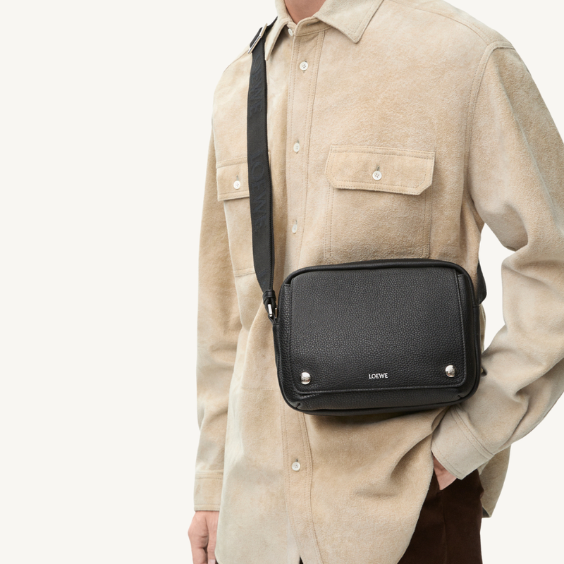 Medium Pebble Messenger Bag