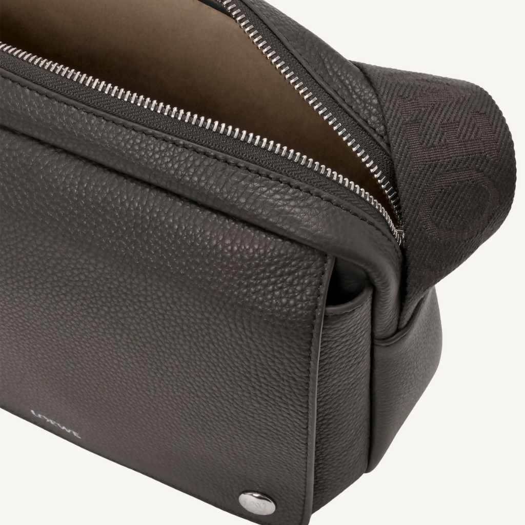 Medium Pebble Messenger Bag