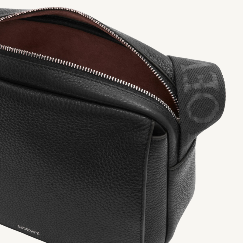 Medium Pebble Messenger Bag
